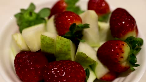 primer plano de fresas y peras en un cuenco