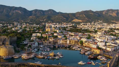 zoom aéreo fuera del puerto de girne o kyrenia en chipre durante el amanecer