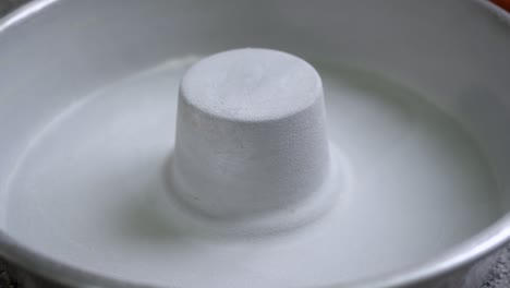 moldeador de pasteles vacío untado con mantequilla y harina