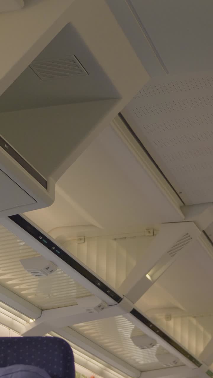 Interni di un treno ICE moderno, ambiente di viaggio tranquillo e concentrato