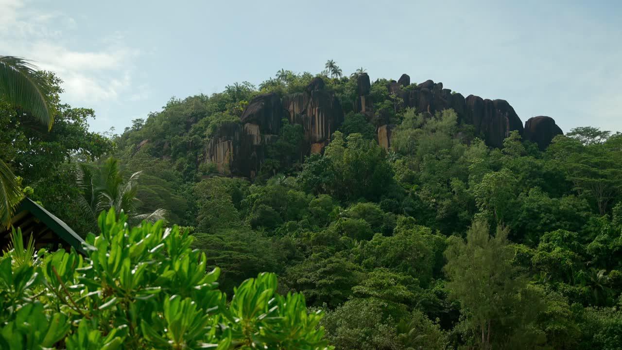 playa en las seychelles con grandes rocas de granito en el fondo y una selva increíble