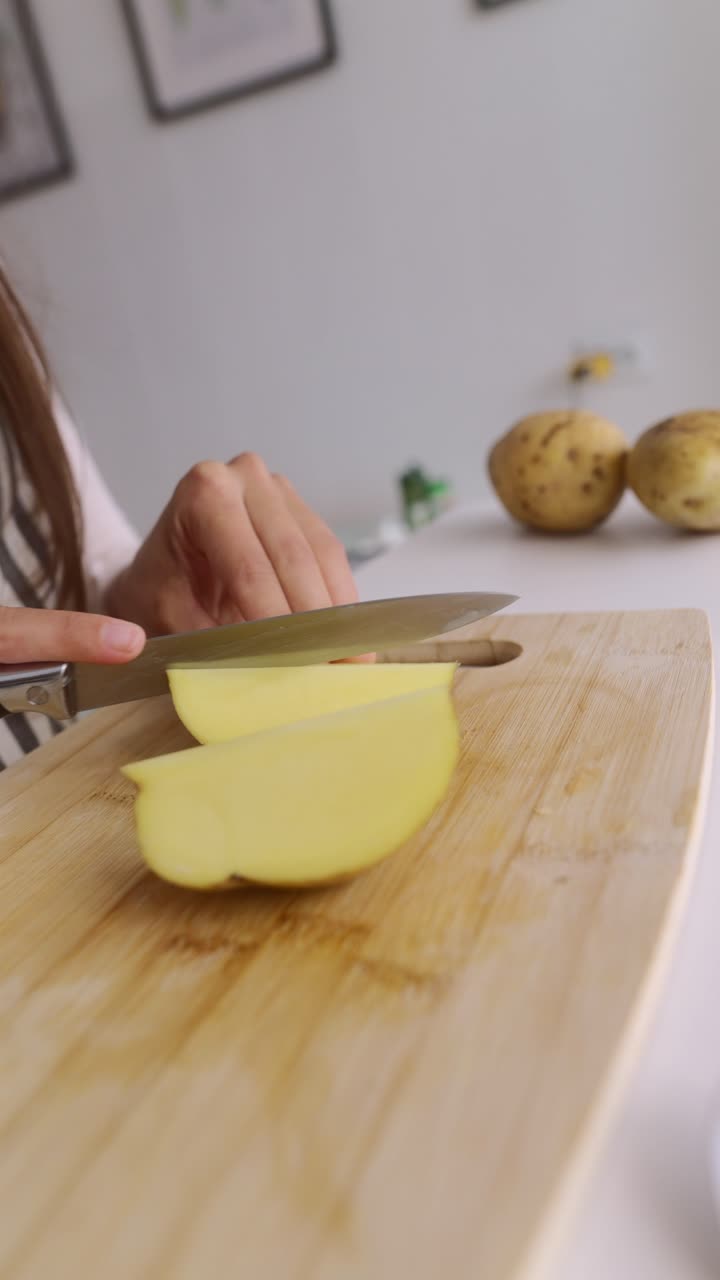 mujer cortando patatas