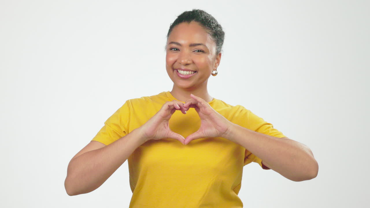 Mani a cuore, felice e amore con il volto di una persona di colore