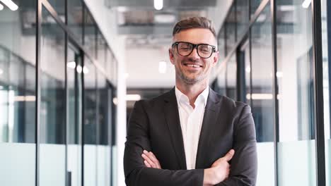 el apuesto hombre de negocios en la oficina.