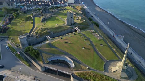 Drohnenaufnahmen-An-Einem-Sommertag-In-Großbritannien,-Wales,-Aberystwyth-Rund-Um-Strand,-Hafen,-Meer,-Clif-Und-Stadtfront-11