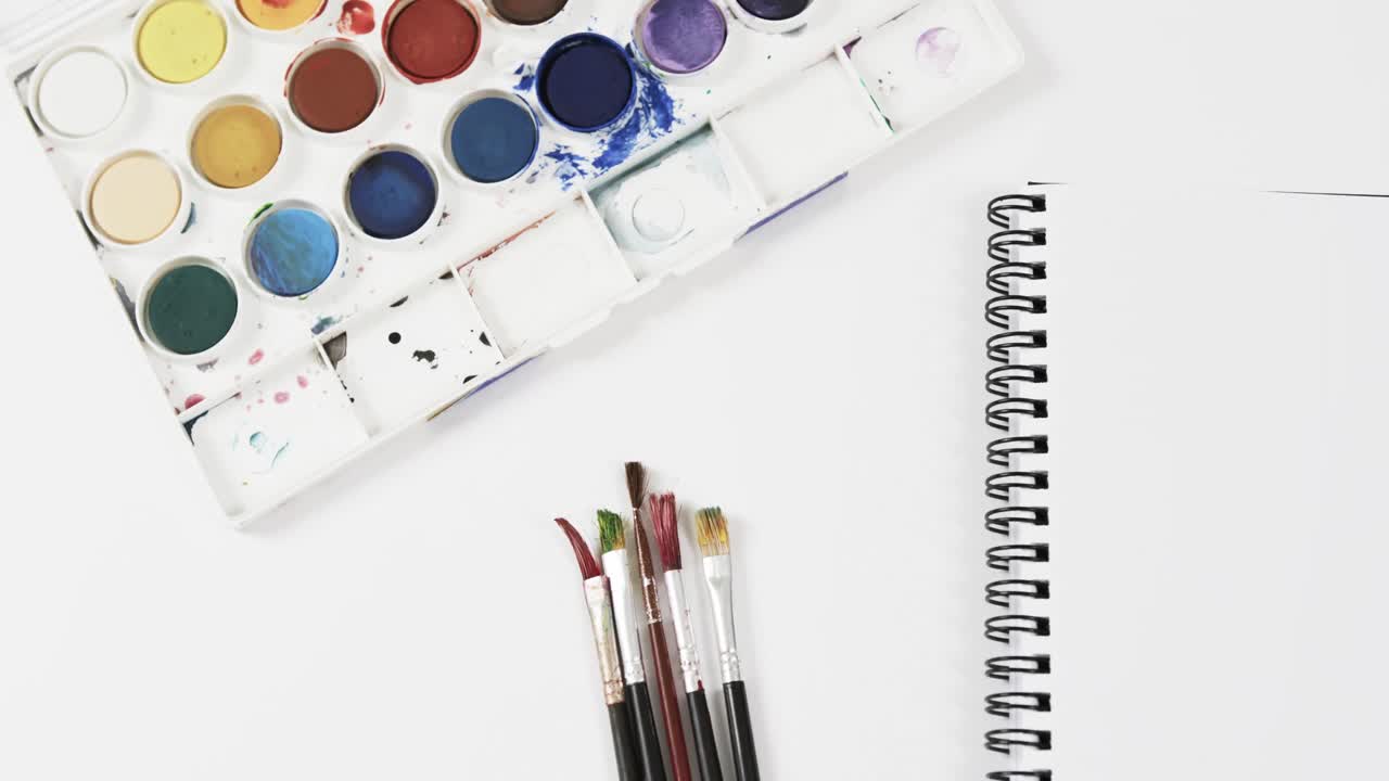 백색 배경 에 있는 노트북, 페인트, 브러시 의 상상, 슬로우 모션