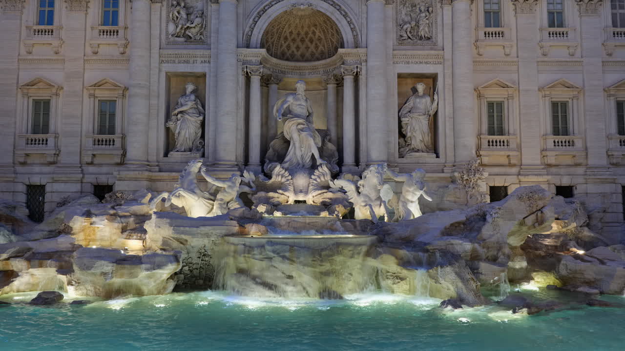 De Trevi-fontein 's nachts in Rome, Italië, een barokke stadsbezienswaardigheid uit 1762