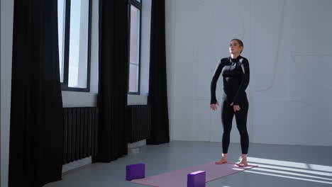 mujer practicando yoga en un estudio