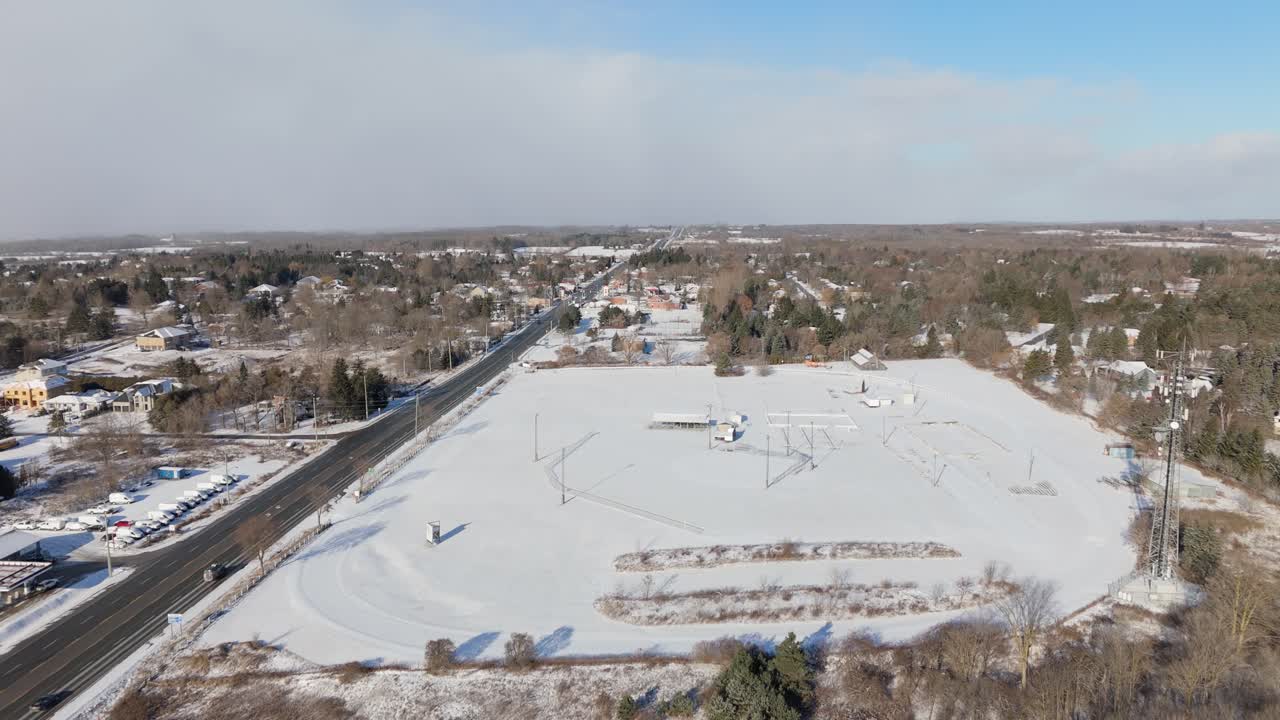 sobrevuelo aéreo de la autopista 10 y el recinto ferial durante el invierno en caledon village, ontario.