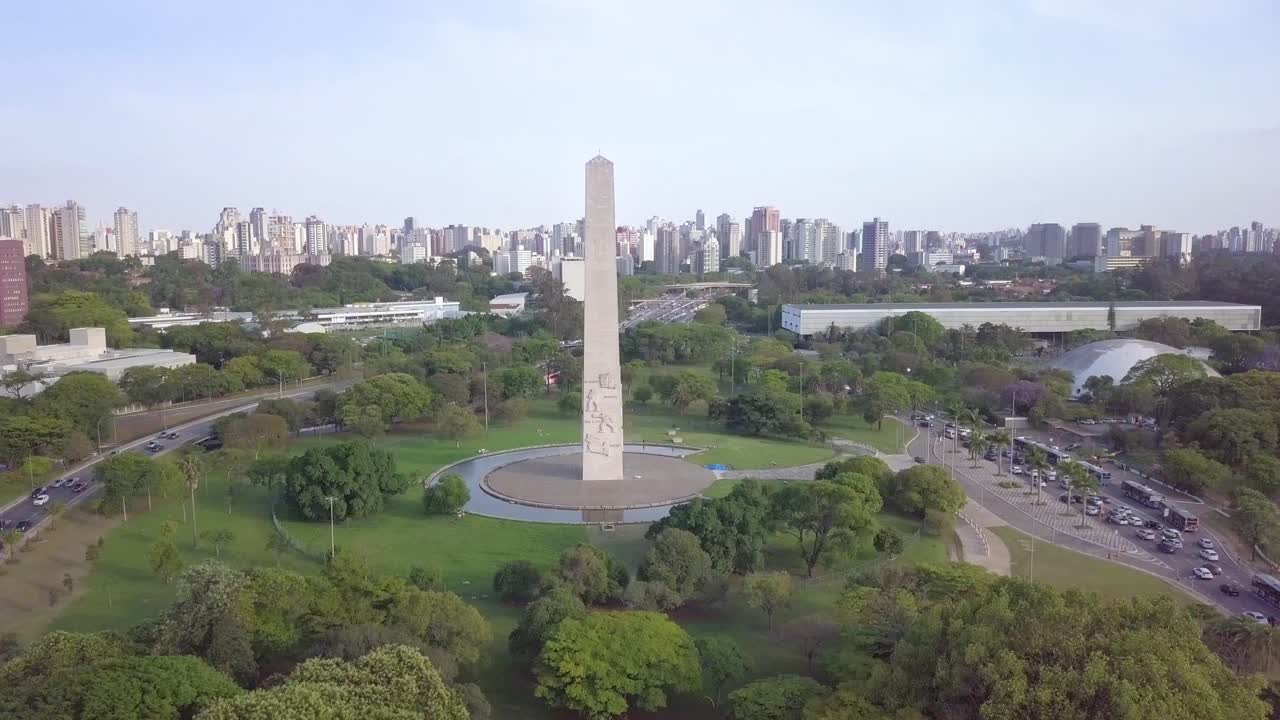 Traffico attorno al Parco Ibirapuera e al Monumento dell'Obelisco a San Paolo, Brasile - ripresa aerea ascendente con drone