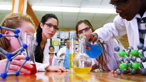 schüler experimentieren mit chemikalien im labor 4k