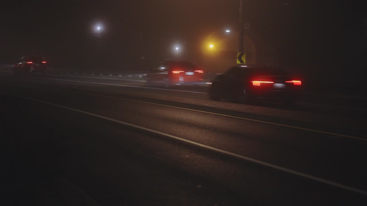 밤에 안개가 자욱한 고속도로에서 운전하는 자동차 - 와이드