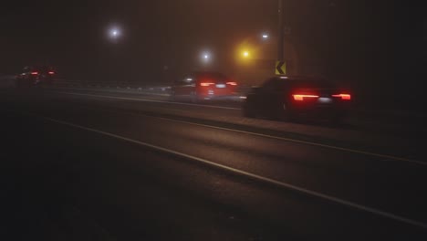 Coches-Conduciendo-En-Una-Carretera-Nublada-Por-La-Noche---Ancho