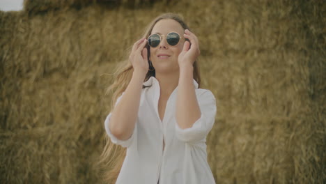 Mujer-Con-Gafas-De-Sol-En-El-Campo