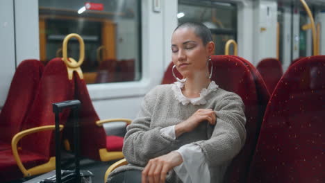 mujer sentada en un tren
