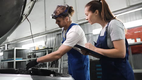 compañeros de trabajo en el taller