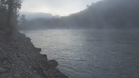 niebla por la mañana antes del amanecer en el río norfork cerca de mountain home arkansas, ee.uu.