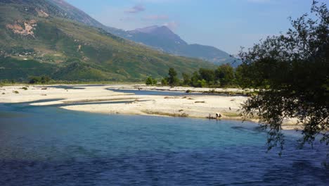 Corazón-Azul-De-Europa,-El-Río-Vjosa-En-Albania-Es-El-último-Río-Salvaje-Vivo-En-Peligro