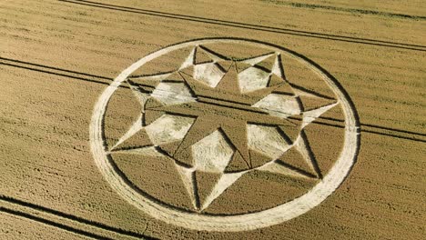 formación geométrica de círculos de cultivo en marten, wiltshire, inglaterra, reino unido - toma aérea
