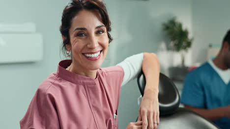 una dentista sonriente en un consultorio dental