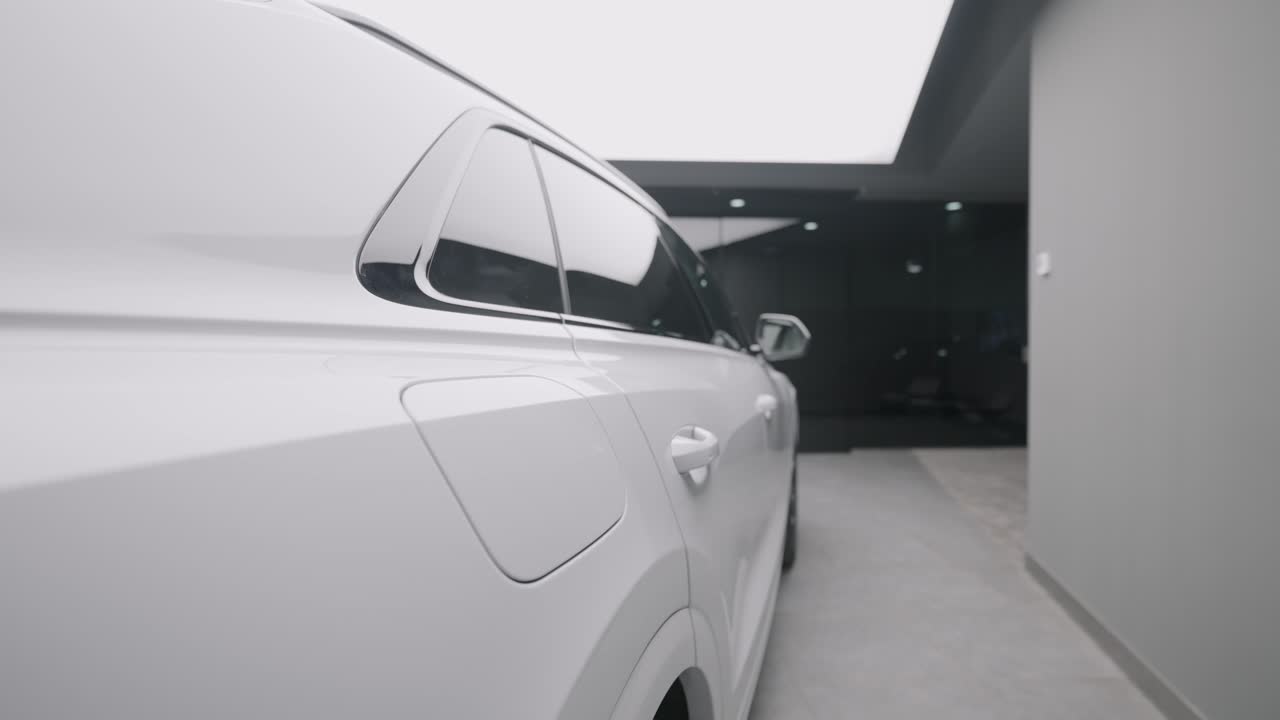 Carro Branco em Showroom Moderno