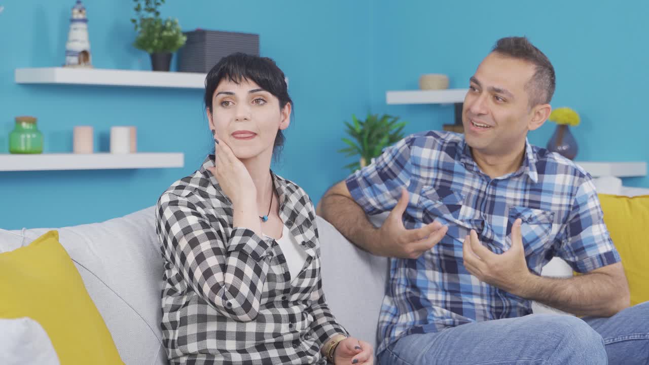 una pareja peleando en casa.