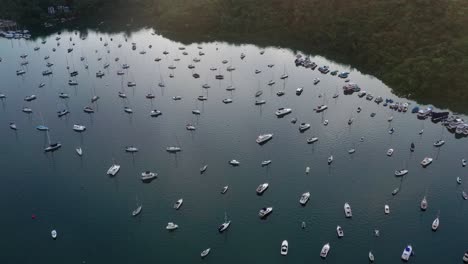 vista aérea de drones del club náutico de hong kong en sai kung