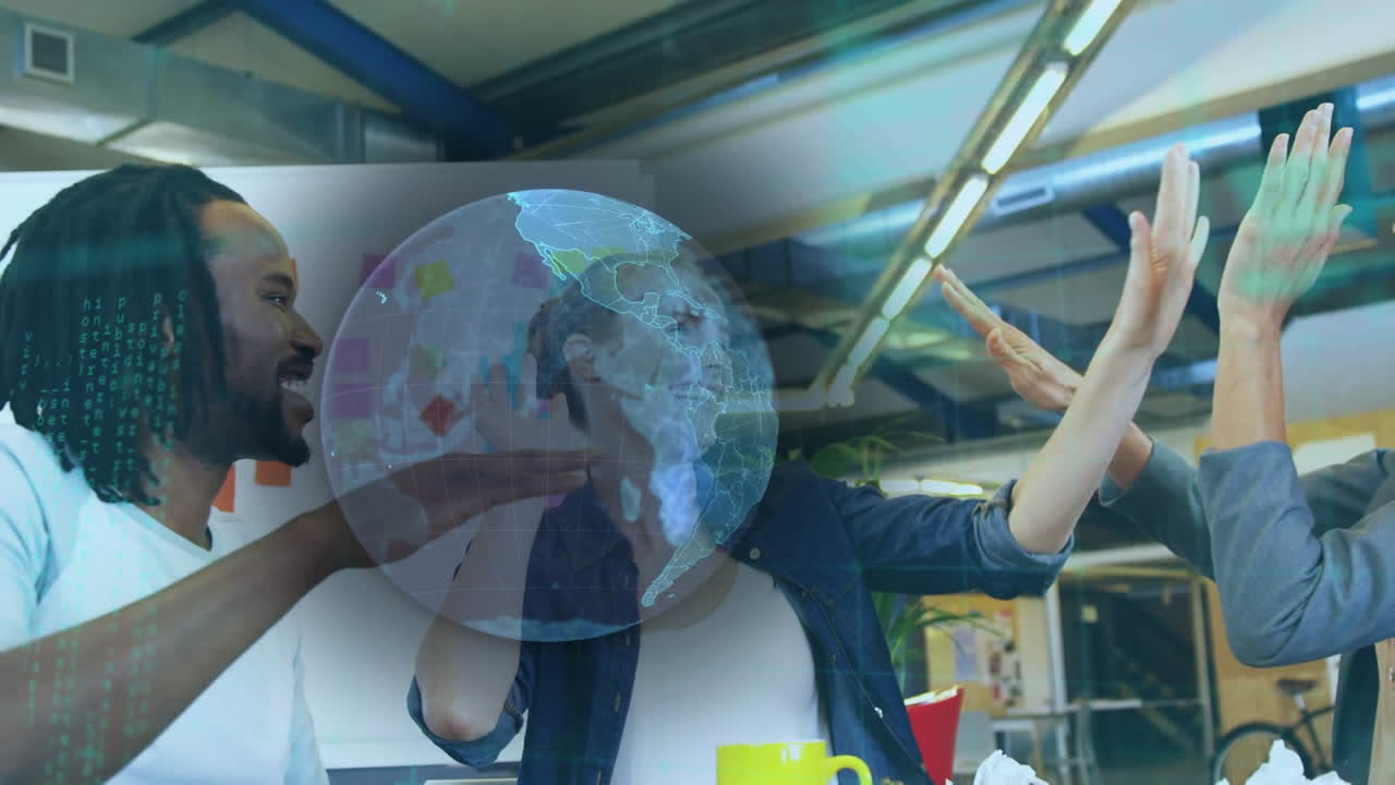 animación del globo y procesamiento de datos sobre sonrientes colegas de negocios de alto cinco