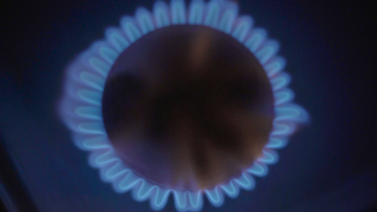 крупный план пожара в газовой печи на газовой плите