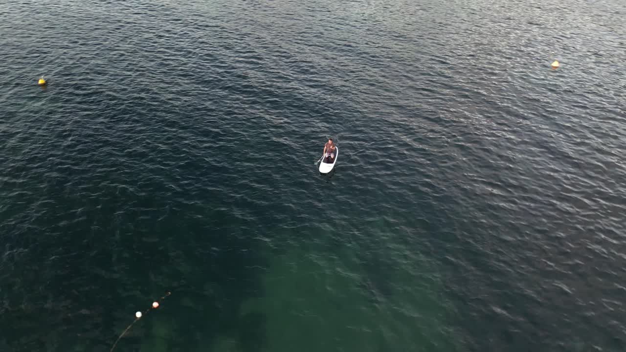 요트 근처 에 무 ⁇  을  ⁇ 고 배 를 타고 배 를 타고 배 를 타고 배 를 타고 배 를 타고