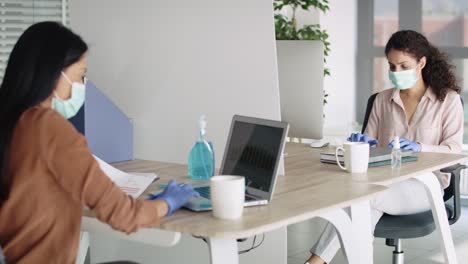 video de mantener las reglas de distancia social en el personal de la oficina