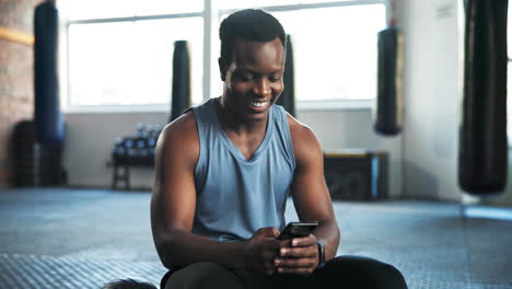 Gracioso,-Gimnasio-O-Hombre-Negro-Con-Un-Celular