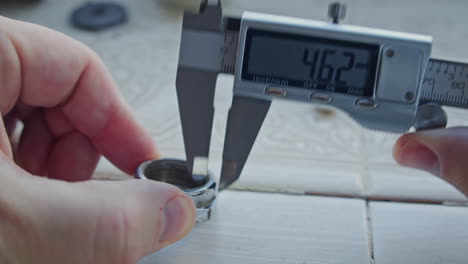 pieza de medición metálica con pinza de vernier