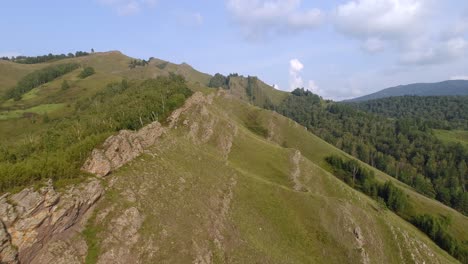 Elevándose-Sobre-Las-Majestuosas-Montañas