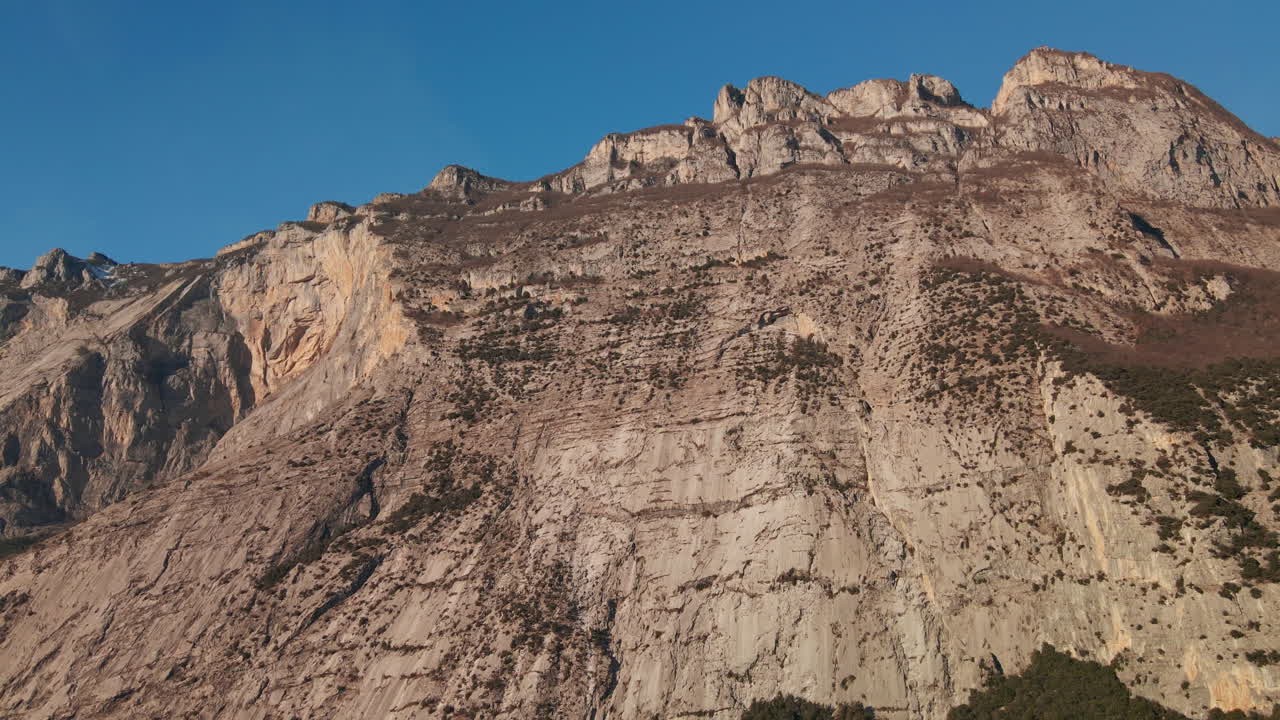 majestuoso paisaje montañoso contra el cielo azul en la provincia de trentino, noreste de italia