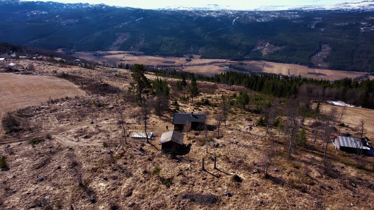 Luftfoto væk fra hytte midt i bjergene i det centrale Norge, forårsdag