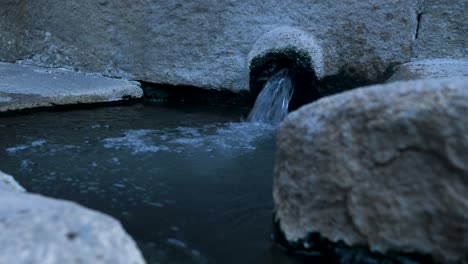 Kochend-Heißes-Wasser-Sprudelt-Aus-Natürlichen-Quellleitungen-In-Spanien