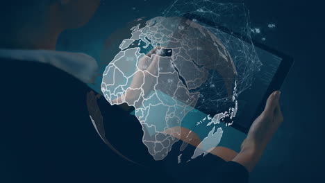 animatie van de wereldbol en gegevensverwerking over blanke zakenvrouw met behulp van tablet