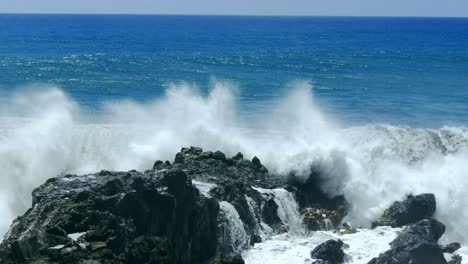 fuertes olas chocando contra las rocas