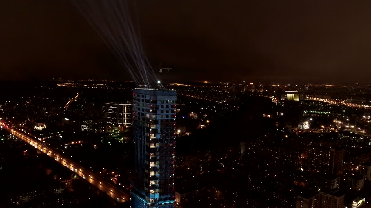 reflectores en el cielo