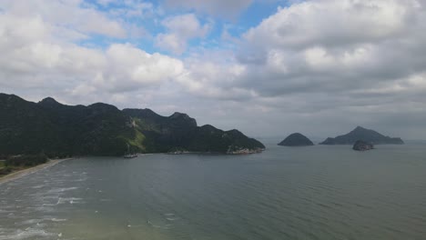 아름다운 바다 풍경, 어촌, 강어귀, 해변 앞, 흐린 날을 보여주는 왼쪽으로 미끄러지는 항공 영상