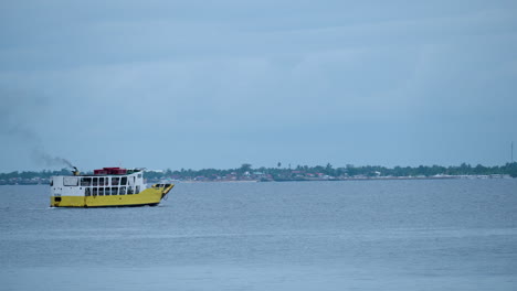 Ro-ro-Y-Barco-De-Pasajeros-Navegando-Por-El-Mar-De-Camotes-En-Cebu,-Filipinas