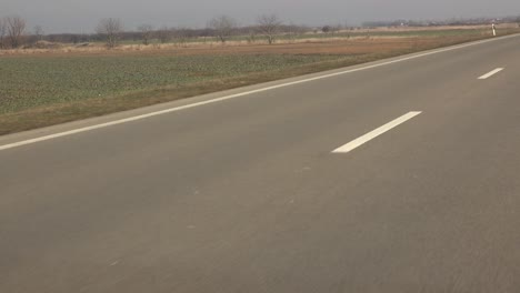 líneas de marcado de carreteras rurales durante el viaje por carretera