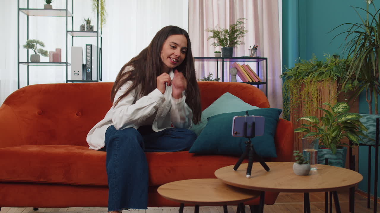 blogger influyente tomando una selfie en su teléfono inteligente, hacer un video virtual de redes sociales en línea en casa