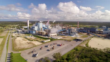 Toma-Aérea-Reveladora-De-Una-Gran-Planta-Industrial-En-Un-Día-Soleado:-Vista-Aérea-De-Una-Moderna-Fábrica-De-Celulosa.