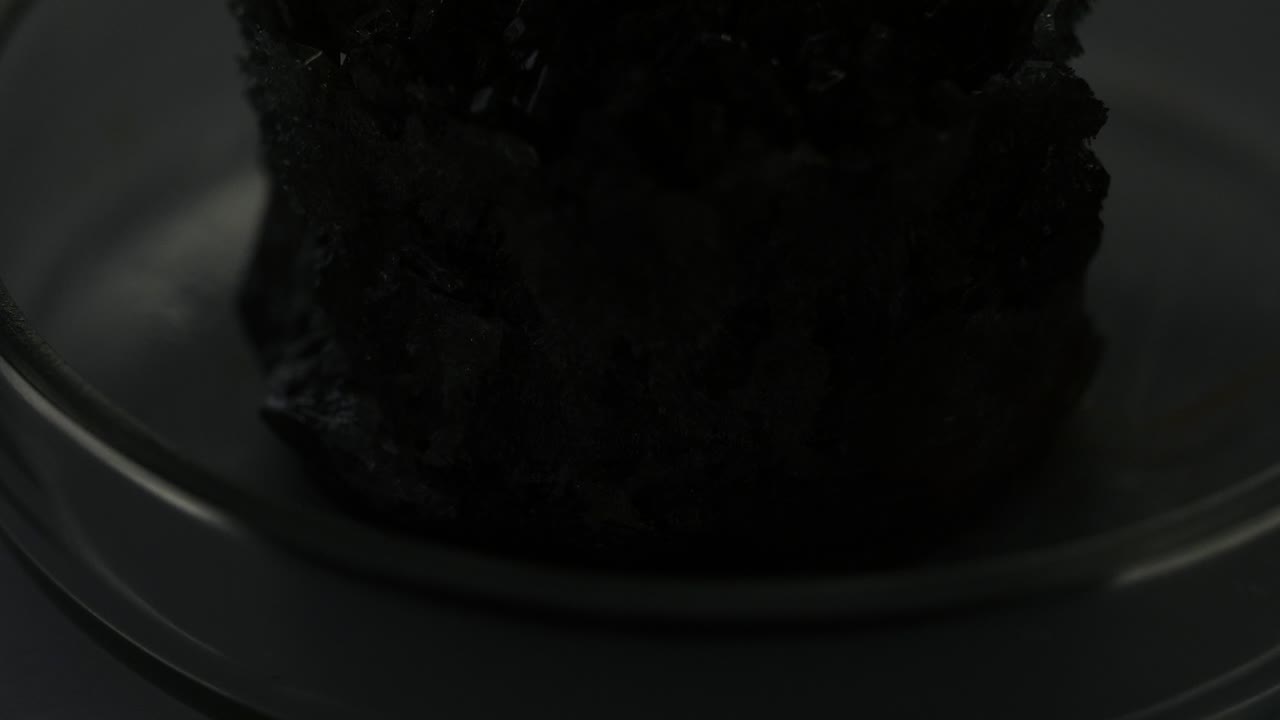 химический рост кристаллов в чашке петри