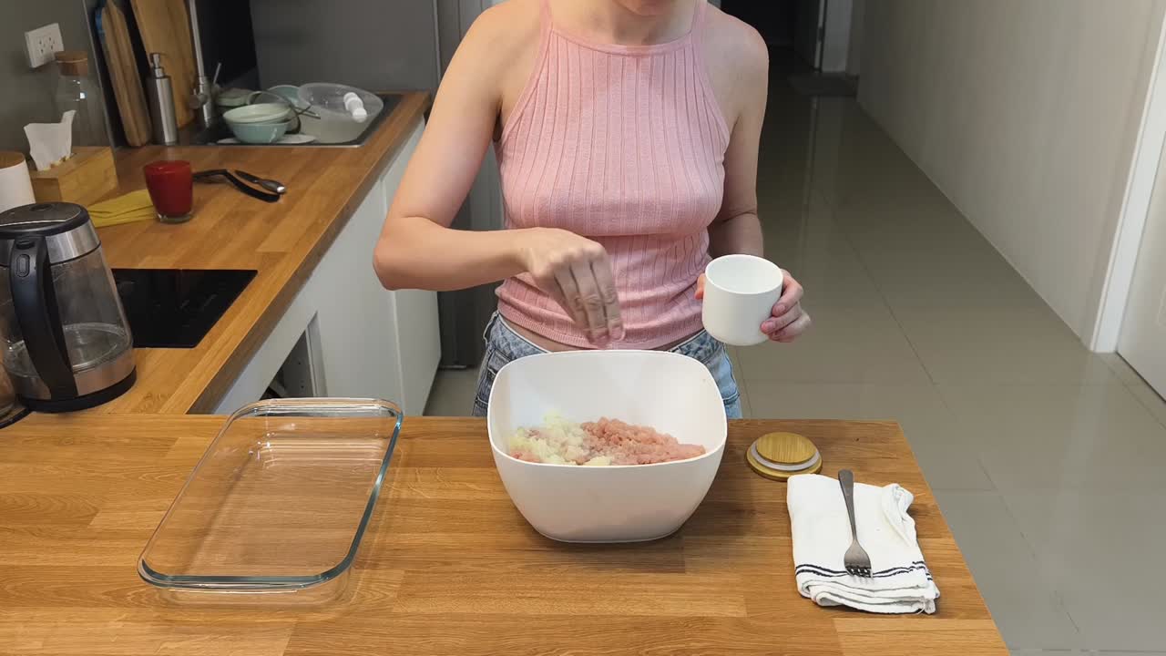 부에서 음식을 준비하는 여자