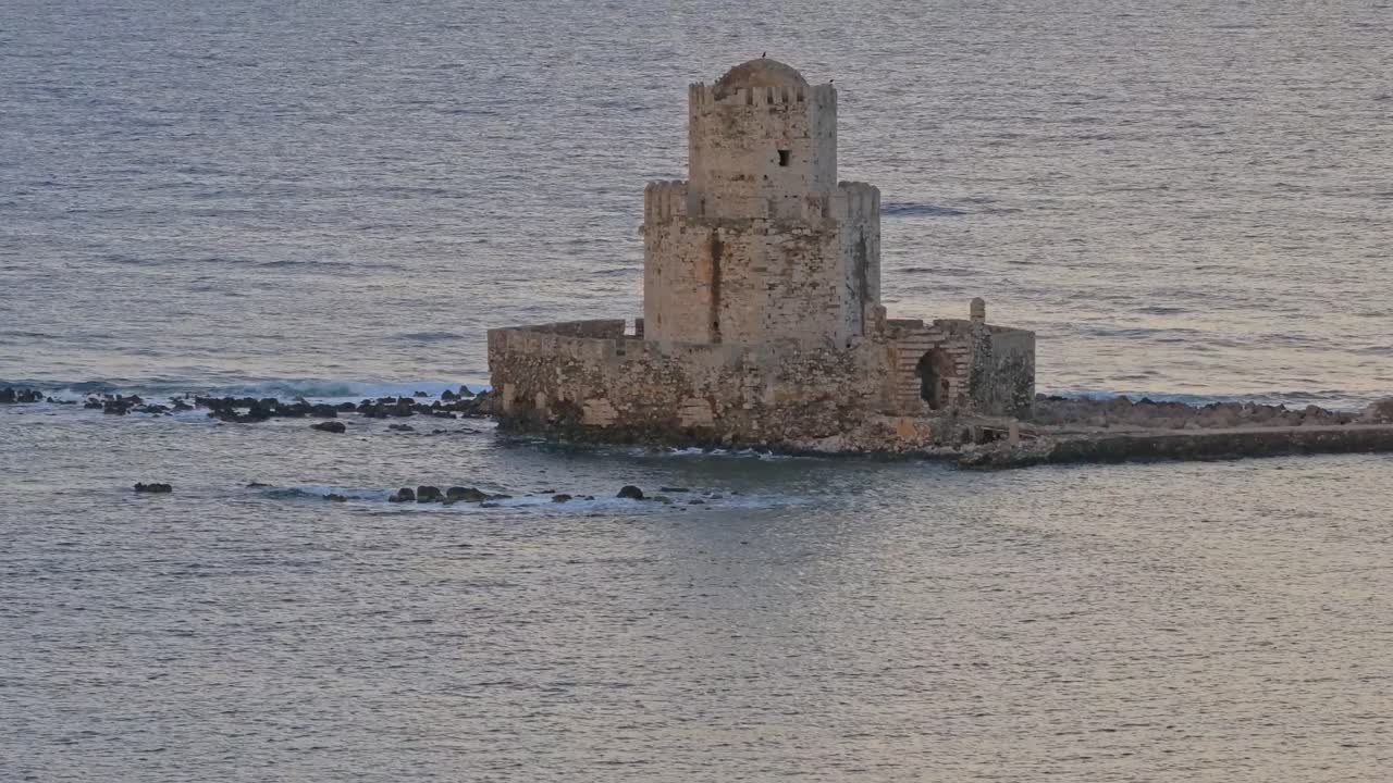 Вид с воздуха на исторический замок Метони, выходящий к морю на рассвете