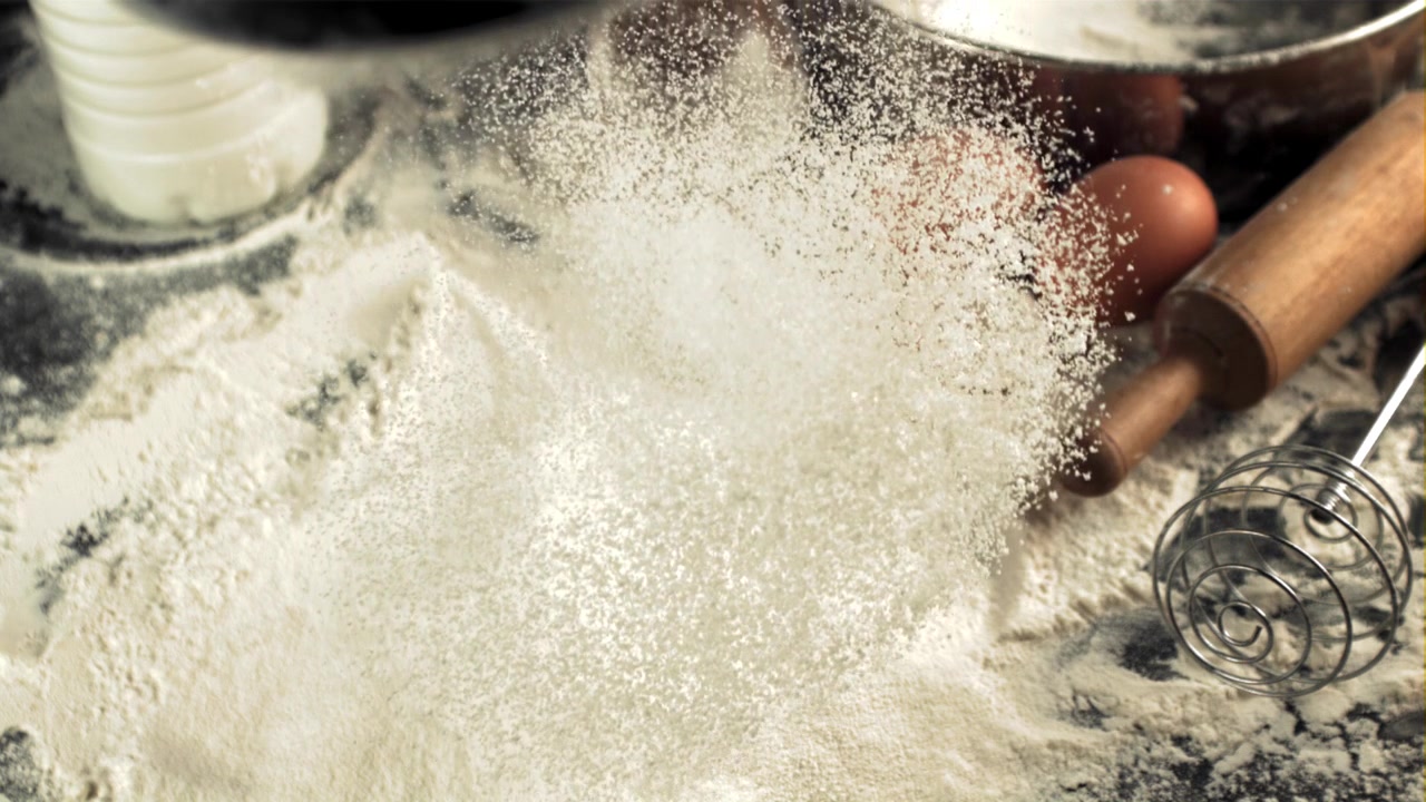 Mengayak Tepung Gerak Lambat untuk Persiapan Memanggang