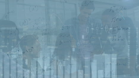 animación de fórmulas matemáticas y gráficos sobre diversos empresarios en la oficina